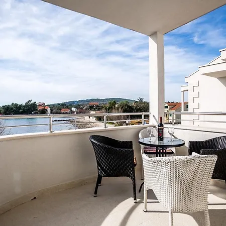 Apartments Franicevic Sucuraj Exterior photo