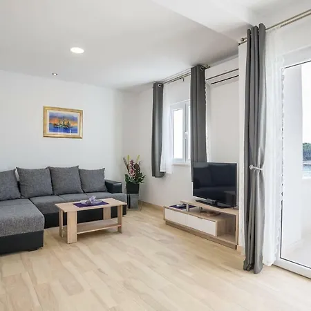 Apartments Franicevic Sucuraj Exterior photo