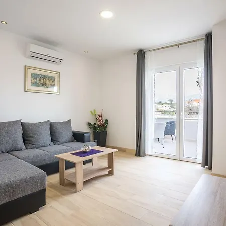 Apartments Franicevic Sucuraj Exterior photo