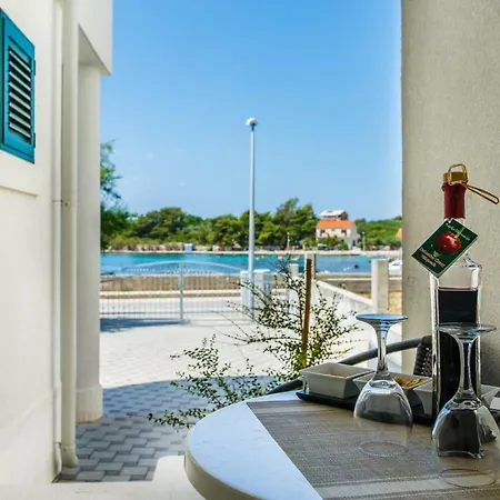 Apartments Franicevic Sucuraj Exterior photo