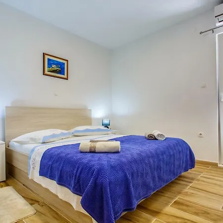 Apartments Franicevic Sucuraj Exterior photo